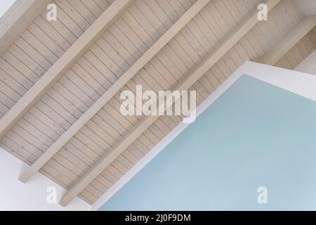 Plafond en bois avec poutres apparentes Banque D'Images