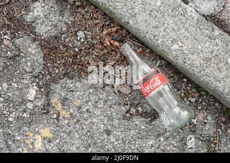 Bouteille en verre projetée sur le sol Banque D'Images