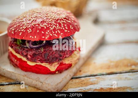 Hamburgers aux betteraves à légumes faits maison. Pain au sésame rouge. Servi avec du fromage de chèvre et de la feta Banque D'Images