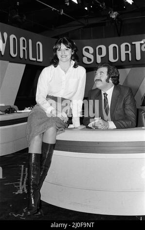 Dickie Davies, présentatrice du World of Sport d'ITV, avec son nouveau directeur Patricia Mordecai. London Weekend Television Studios, Londres. 2nd janvier 1979. Banque D'Images