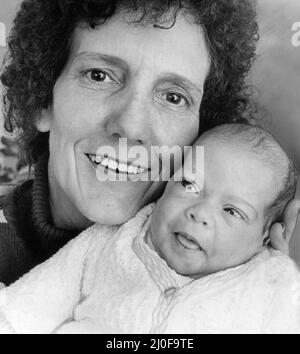 Bébé Louise Brown dans les bras de sécurité de sa grand-mère, Myra Balch, chez elle à Rutland Street, Grangetown, Cardiff, pays de Galles, le mardi 31st octobre 1978. Louise Ann Karen Brown est née après que sa mère, Karen Brown, est décédée dans un accident de la route de Cardiff il y a près de six semaines, a été libérée de l'hôpital universitaire du pays de Galles. Les grands-parents fiers Ray et Myra Balch aideront à faire remonter l'enfant avec le père Colin Brown. Karen Brown est décédée dans un accident de vélo le 22nd septembre, Louise Brown est née par césarienne d'urgence à l'infirmerie royale de Cardiff peu après grâce à Quick TH Banque D'Images