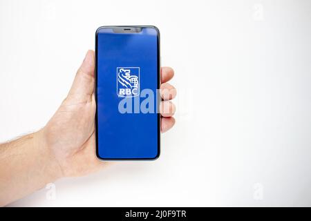 Calgary, Alberta, Canada. 15 août 2020. Une personne qui possède un iPhone 11 Pro Max avec l'application RBC Banque D'Images