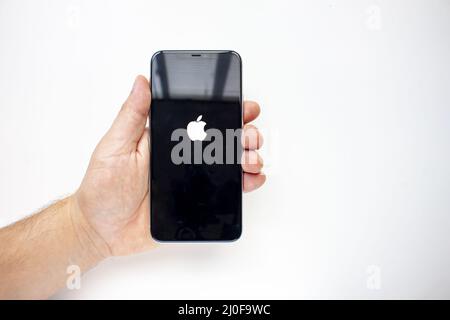 Calgary, Alberta, Canada. 15 août 2020. Une personne portant un iPhone 11 Pro Max avec le logo Apple Banque D'Images