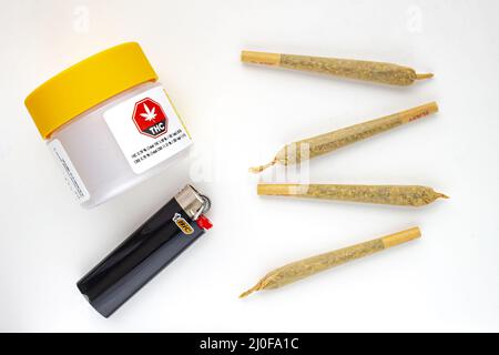 Calgary, Alberta, Canada. 19 août 2020. Un contenant d'emballage en plastique blanc et jaune de cannabis avec cigarettes, Prerolls ou Joi Banque D'Images