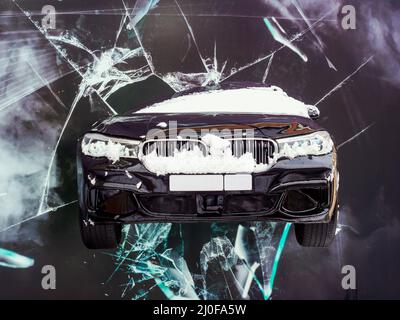 Sotchi, Russie - 24 février 2020. Maquette décorative d'une voiture dépasse d'un mur noir avec imitation de verre brisé. Avant v Banque D'Images