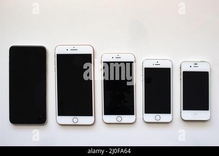 Calgary, Alberta, Canada. 22 août 2020. Plusieurs écrans d'iPhone sur fond blanc. Banque D'Images