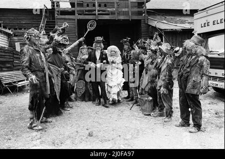 Le personnage de télévision Worzel Gummidge, qui est joué par Jon Pertwee, épouse son tante Sally, joué par una Stubbs, dans une grange à Braishfield, près de Romsey, Hants. Les invités au mariage étaient Barbara Windsor, Bill Maynard avec plusieurs escrocs. 3rd juillet 1979. Banque D'Images