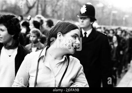 Les Punks à la station Sloane Square pour une marche de Hyde Park pour commémorer la mort de Sid Vicious. 2e février 1980. Banque D'Images