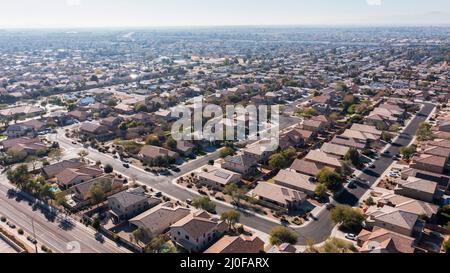 Après-midi vue aérienne de l'immense banlieue d'une seule maison familiale à Peoria, Arizona, États-Unis. Banque D'Images