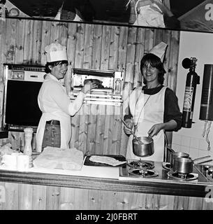 Prudence Leith (également connue sous le nom de Prue Leith) photographié À GAUCHE dans la chemise blanche sous son tablier blanc, avec Caroline Waldergrave photographiée À DROITE avec sa chemise noire sous son tablier blanc. Prue et Caroline sont les auteurs d'un nouveau livre de cuisine - Leith's Cookery course Book 1 - et sont vus se préparant ce soir à l'arrivée de l'un de leurs cours de cuisine du soir à arriver. Photo prise le 24th octobre 1979 Banque D'Images