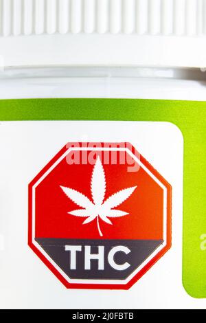 Calgary, Alberta, Canada. 02 septembre 2020. Macro gros plan du symbole normalisé du cannabis sur le contenant de cannabis vert. Banque D'Images