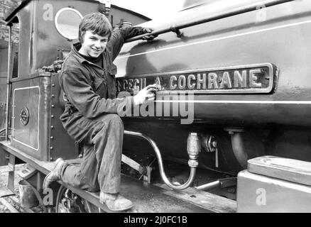 Alan Hogg, âgé de 13 ans, de Heaton, nettoie le moteur de sir Cecil A. cochrane avant que les visiteurs arrivent au chemin de fer préservé de Gateshead le 7th avril 1980 Banque D'Images