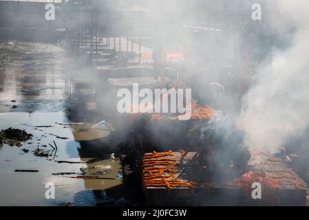 Cérémonie de crémation au temple hindou du complexe de pashupatinath. Népal, Asie Banque D'Images