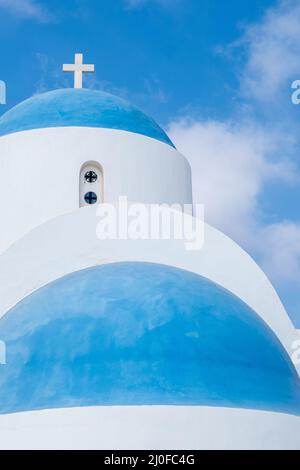 Église chrétienne traditionnelle avec beffroi et dôme contre bleu nuageux ciel Banque D'Images