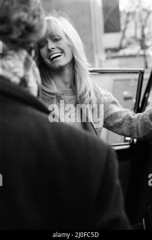 L'actrice AMÉRICAINE Farrah Fawcett Majors, photographiée lors de sa visite à Londres le 1979 janvier. Sur la photo, entrer dans le véhicule Banque D'Images