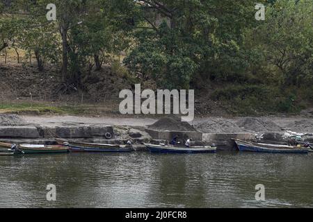 San Marcos Lempa, Salvador. 18th mars 2022. Des bateaux de pêche artisanaux sont vus amarrés à la rivière. Le 21st mars, la Journée mondiale des forêts est commémorée, suivie de la Journée mondiale de l'eau, célébrée le 22nd mars, les deux dates ont pour but d'améliorer les conditions de la faune et de réduire la contamination puisque les problèmes liés au changement climatique atteignent des niveaux alarmants dans la communauté scientifique. Crédit : SOPA Images Limited/Alamy Live News Banque D'Images