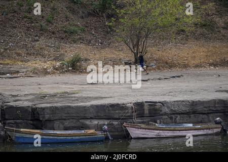 San Marcos Lempa, Salvador. 18th mars 2022. Des bateaux de pêche artisanaux sont vus amarrés à la rivière. Le 21st mars, la Journée mondiale des forêts est commémorée, suivie de la Journée mondiale de l'eau, célébrée le 22nd mars, les deux dates ont pour but d'améliorer les conditions de la faune et de réduire la contamination puisque les problèmes liés au changement climatique atteignent des niveaux alarmants dans la communauté scientifique. Crédit : SOPA Images Limited/Alamy Live News Banque D'Images