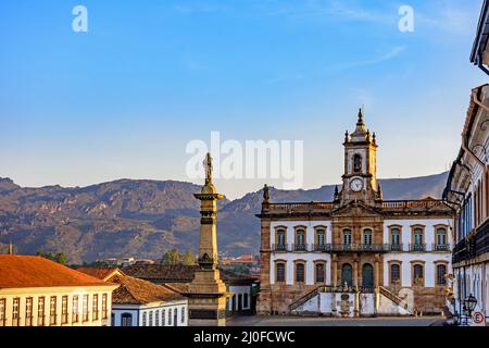 Ancienne place centrale d'Ouro Preto avec ses bâtiments et monuments historiques Banque D'Images