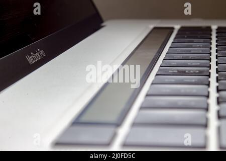 Calgary, Alberta, Canada. 21 septembre 2020. Un clavier MacBook Pro avec la barre tactile Magic Keyboard. Banque D'Images