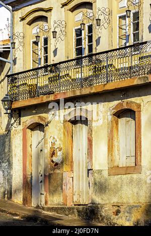 Façade de la vieille maison dans l'architecture coloniale portée par le temps Banque D'Images