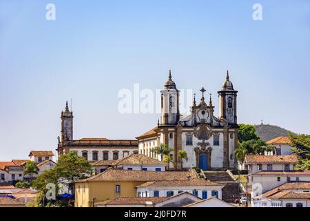 Vue du bas du centre historique de la ville d'Ouro Preto avec maisons, églises et monuments Banque D'Images