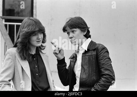 Stars de la série télévisée de la BBC 'Grange Hill' Michelle Herbert, âgée de 15 ans, qui joue le rôle de Trisha Yates avec Todd Carty qui joue le rôle de Tucker Jenkins. 11th janvier 1980. Banque D'Images