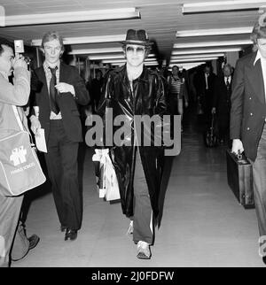 Elton John a photographié arrivant à l'aéroport d'Heathrow de Paris, où il a été pour promouvoir son nouveau record LP '21 at 33'. Il est revenu discuter avec le Conseil de Watford des détails de leur nouveau terrain de football. 21st mai 1980. Banque D'Images