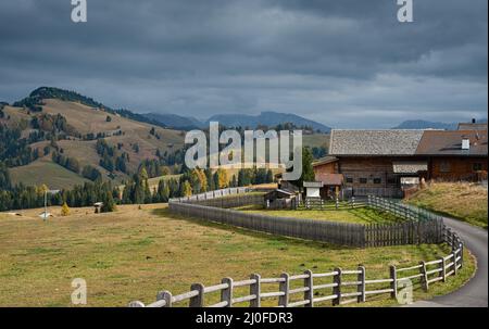 Chalet en bois dans la célèbre vallée de l'Alpe di Siusi sur les Dolomites, Tyrol du Sud en Italie Banque D'Images