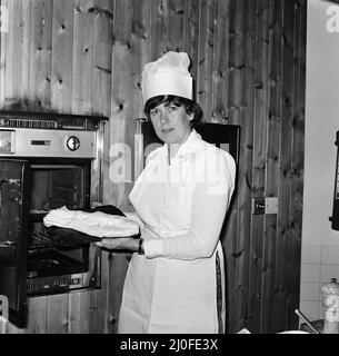 Prudence Leith (également connue sous le nom de Prue Leith) dans la cuisine, Mettre sa pâtisserie plat en forme de poisson dans le four pour la cuisine.Voir le reste de cette série avec la Prue avec l'autre cuisinière Caroline Waldergrave Prue et Caroline sont les auteurs d'un nouveau livre de cuisine - Leith's Cookery course Book 1 - et sont vus se préparant ce soir pour l'arrivée de l'un de leurs cours de cuisine du soir à arriver. Photo prise le 24th octobre 1979 Banque D'Images