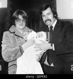 PC Graham Browne et son épouse Yvonne posent avec leur bébé de huit semaines Clive Brown après sa cérémonie de baptême à l'église Sandringham, Norfolk. Des membres de la famille royale, y compris la Reine, ont également assisté à la cérémonie durant les fêtes de Noël et du nouvel an. Par coïncidence, le baptême a eu lieu les mêmes jours que le service à la famille, ce qui a conduit onze membres de la famille royale à assister au baptême. 8th janvier 1978. Banque D'Images