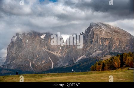 Paysage de montagne avec et personnes non reconnues randonnée à la célèbre Alpe di Siusi vallée S Banque D'Images