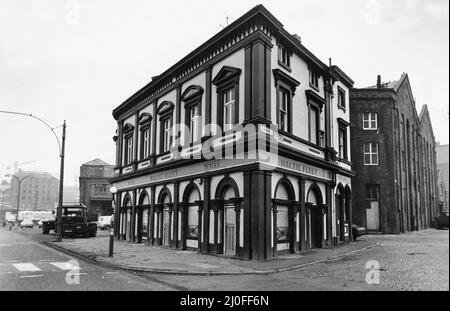 Vue extérieure de la maison publique de la flotte Baltique, l'un des rares pubs de marins de l'époque sur la route du quai sud à Liverpool, Merseyside. Photo prise au coin de Corn Hill et Wapping. 21st février 1979. Banque D'Images