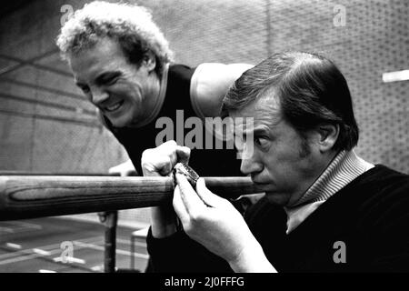 Roy Castle a organisé une représentation spéciale du populaire Record Breakers show au stade Gateshead. Le spectacle de deux heures marquait l'ouverture d'une nouvelle salle d'entraînement intérieure au stade, mais il ne devait pas être télévisé. Roy Castle en photo avec la star judo Brian Jacks 9th janvier 1980 Banque D'Images