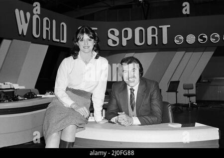 Dickie Davies, présentatrice du World of Sport d'ITV, avec son nouveau directeur Patricia Mordecai. London Weekend Television Studios, Londres. 2nd janvier 1979. Banque D'Images