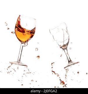 Vin rouge dans des verres avec des éclaboussures sur un fond blanc isolé Banque D'Images