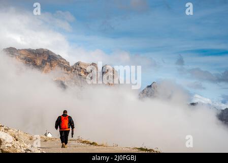 Un homme non reconnu trekking sur le sentier de randonnée de Tre Cime dans le Tyrol du Sud en Italie. Banque D'Images