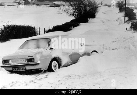 Une voiture est laissée dans une profonde dérive de neige sur la route de Culverhouse Cross à St Lythans près de Wenvoe, Vale de Glamorgan, sud-est du pays de Galles, 20th février 1978. Banque D'Images