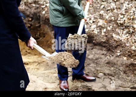 Berlin, Allemagne. 17th mars 2022. Grunewald: Grunwald: Le ministre fédéral de l'alimentation et de l'agriculture, CEM Özdemir, avec une bêche en main et à côté de lui le sénateur de Berlin pour l'environnement, la mobilité, les consommateurs et la protection du climat, Bettina Jarasch (photo de Simone Kuhlmey/Pacific Press) crédit: Pacific Press Media production Corp./Alay Live News Banque D'Images