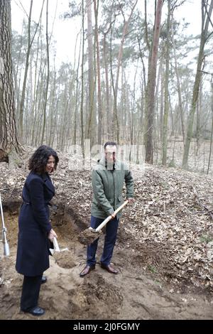 Berlin, Allemagne. 17th mars 2022. Grunewald: Grunwald: Le ministre fédéral de l'alimentation et de l'agriculture, CEM Özdemir, avec une bêche en main et à côté de lui le sénateur de Berlin pour l'environnement, la mobilité, les consommateurs et la protection du climat, Bettina Jarasch (photo de Simone Kuhlmey/Pacific Press) crédit: Pacific Press Media production Corp./Alay Live News Banque D'Images