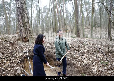 Berlin, Allemagne. 17th mars 2022. Grunewald: Grunwald: Le ministre fédéral de l'alimentation et de l'agriculture, CEM Özdemir, avec une bêche en main et à côté de lui le sénateur de Berlin pour l'environnement, la mobilité, les consommateurs et la protection du climat, Bettina Jarasch (photo de Simone Kuhlmey/Pacific Press) crédit: Pacific Press Media production Corp./Alay Live News Banque D'Images
