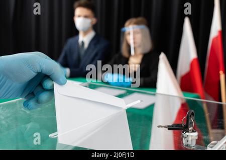 Le jeune électeur jette dans les urnes ses voix pour le nouveau candidat pour le nouveau président de la Pologne. Banque D'Images