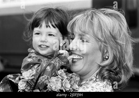 Esther Rantzen en photo avec sa fille Emily au Chelsea Flower Show. Emily a eu une Rose nommée d'après elle. 21st mai 1979. Banque D'Images