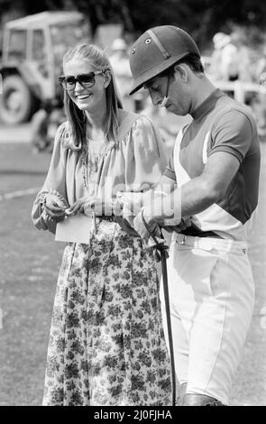 Prince Charles, le Prince de Galles avec Miss Kay Hansonn, petite amie de 23 ans de son coéquipier "les Diables Bleus" Guy Wildenstein au parc Cirencester. Charles, qui jouait, tomba deux fois de son cheval pendant le match. 11th juin 1978. Banque D'Images