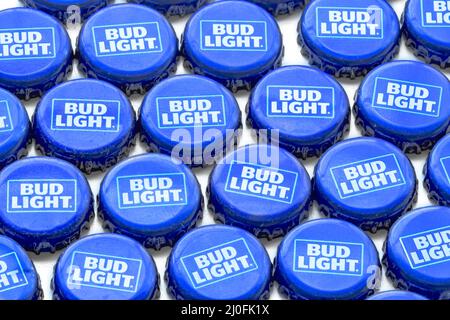 Calgary, Alberta, Canada.25 octobre 2020.Bud Light Crown Beer Bottle Caps sur un fond clair. Banque D'Images