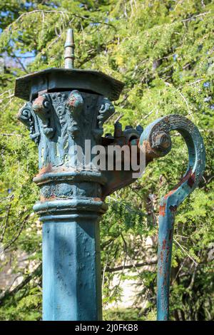 Un gros plan d'une ancienne pompe à eau en fonte. Banque D'Images