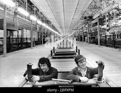 Les ouvriers ajoutent les touches de finition à la nouvelle salle de garniture et d'assemblage de Longbridge pour le nouveau Mini Metro de British Leyland. 4th mai 1979 Banque D'Images