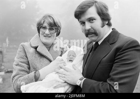 PC Graham Browne et son épouse Yvonne posent avec leur bébé de huit semaines Clive Brown après sa cérémonie de baptême à l'église Sandringham, Norfolk. Des membres de la famille royale, y compris la Reine, ont également assisté à la cérémonie durant les fêtes de Noël et du nouvel an. Par coïncidence, le baptême a eu lieu les mêmes jours que le service à la famille, ce qui a conduit onze membres de la famille royale à assister au baptême. 8th janvier 1978. Banque D'Images