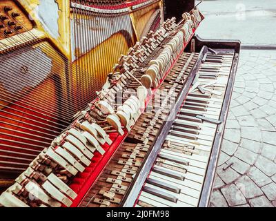 Fragment d'un vieux piano cassé et peeling avec manquant pièces Banque D'Images