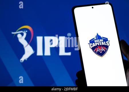 West Bangal, Inde - 18 mars 2022 : logo Delhi Capitals sur l'écran du téléphone. Banque D'Images