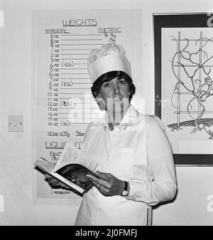 Prudence Leith (également connu sous le nom de Prie Leith) photographié dans la cuisine, devant un tableau de poids et mesures, Avec le livre de cuisine qu'elle a co-écrit.Voir le reste de cette série avec Prue avec sa concurie Caroline Waldergrave Prue et Caroline sont les auteurs d'un nouveau livre de cuisine - Leith's Cookery course Book 1 - et sont vus se préparant ce soir à l'arrivée de l'un de leurs cours de cuisine en soirée. Photo prise le 24th octobre 1979 Banque D'Images